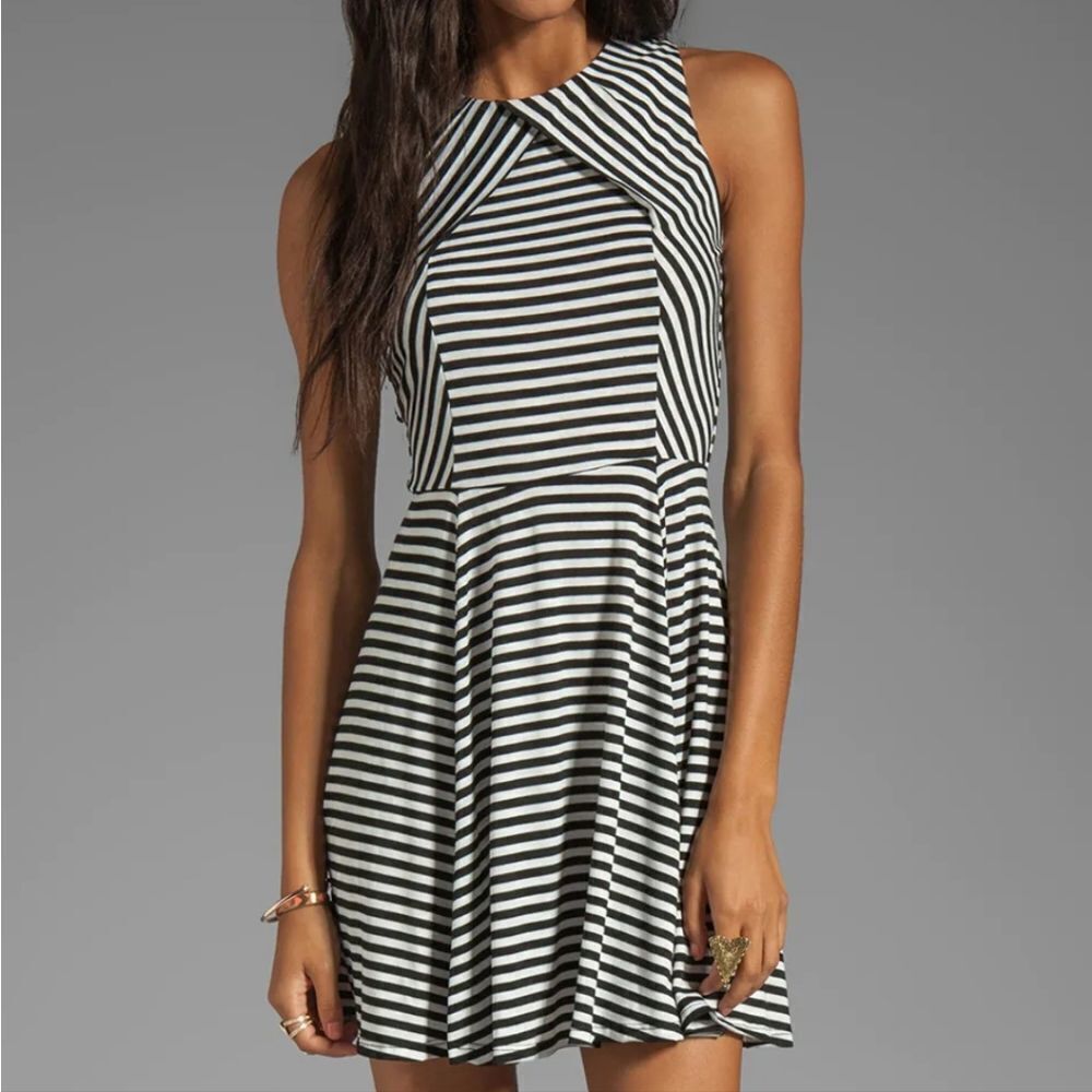 ATTENTION STRIPE SLEEVELESS ROUNDNECK MINI DRESS